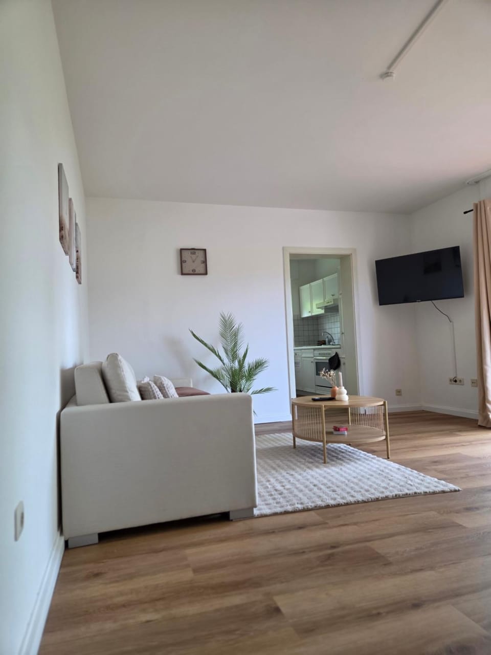 TV and multimedia, Living room, Seating area, Evening entertainment