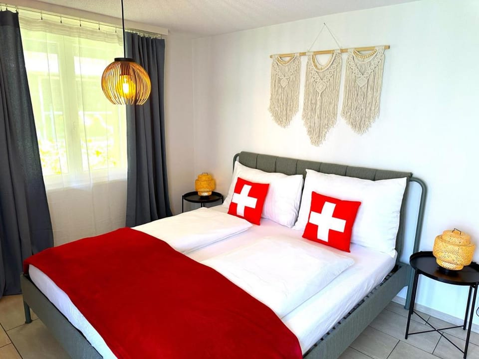 Lake Thun Alps Scenic Views and Concierge by SwissHut House in Hilterfingen