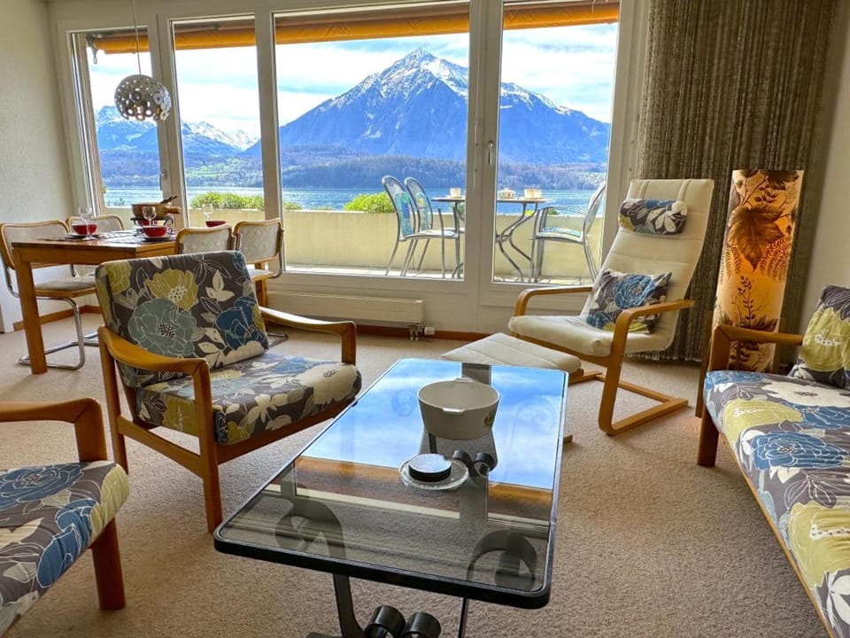 Lake Thun Alps Scenic Views and Concierge by SwissHut House in Canton of Bern (Region)