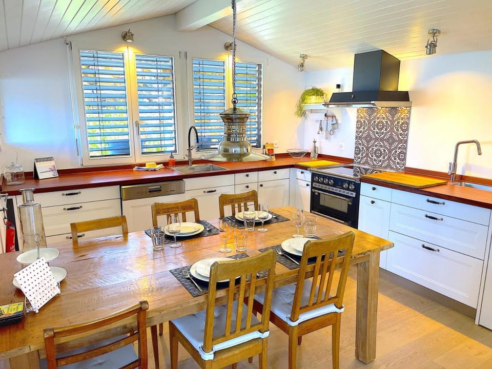 Lake Thun Alps Scenic Views and Concierge by SwissHut Apartment in Canton of Bern (Region)