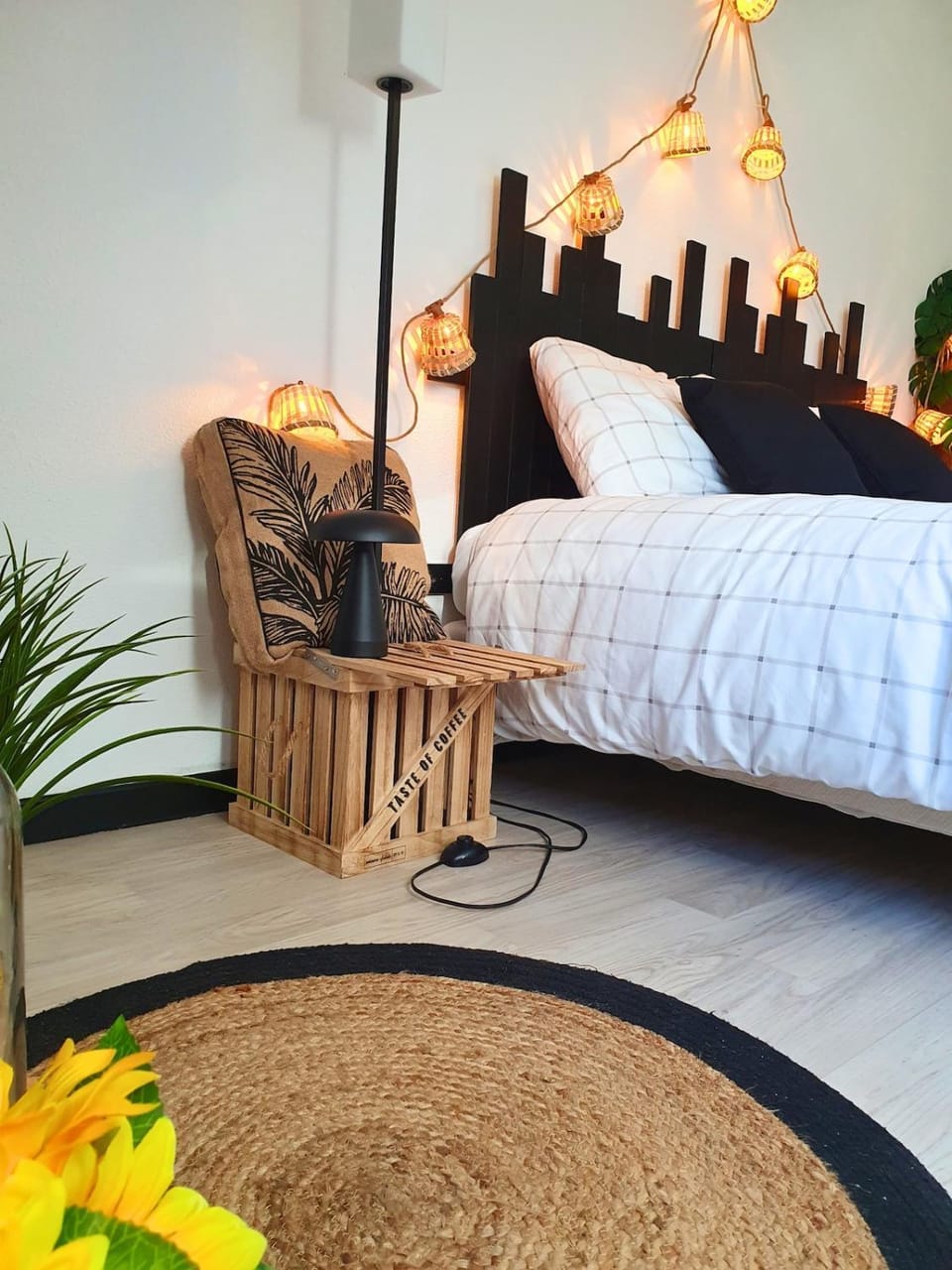 Bed, Living room, Bedroom