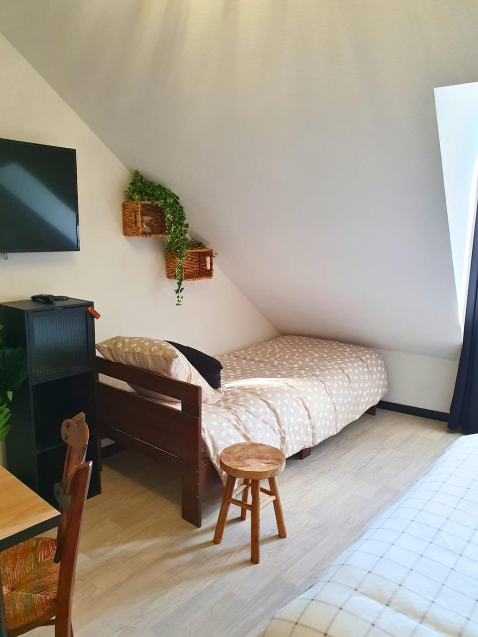 Bed, TV and multimedia, Bedroom