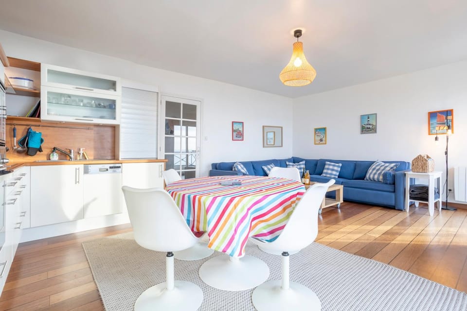 Property building, Kitchen or kitchenette, Living room
