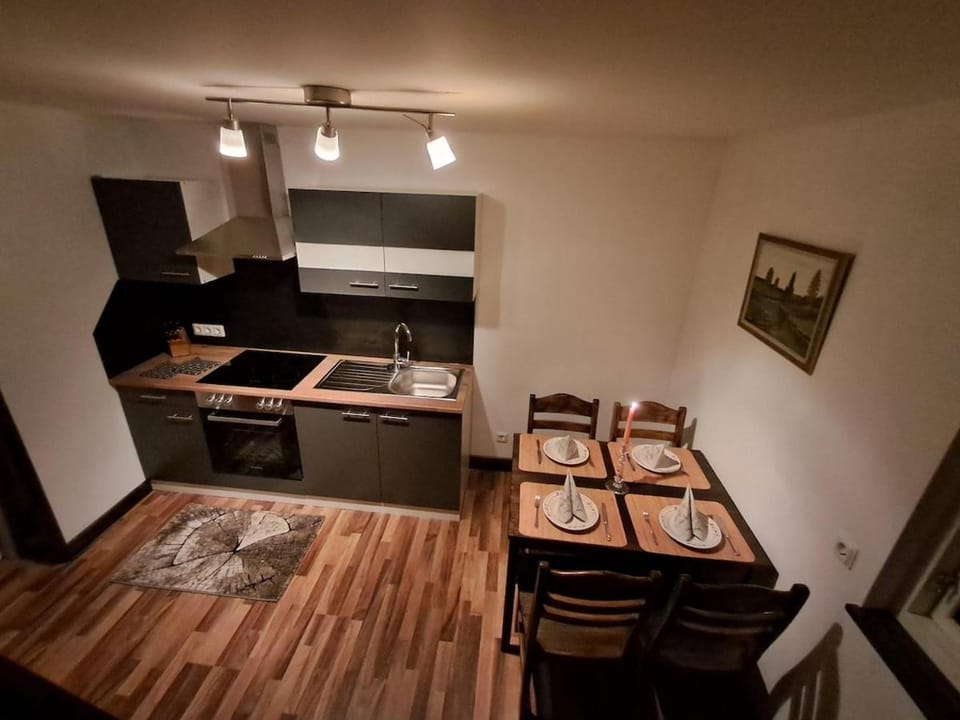 Kitchen or kitchenette, Dining area
