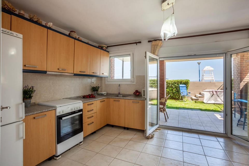 Kitchen or kitchenette, Dining area, oven, stove