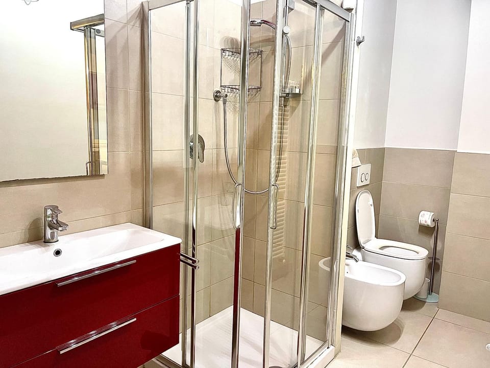 Shower, Toilet, Bathroom, bidet, towels