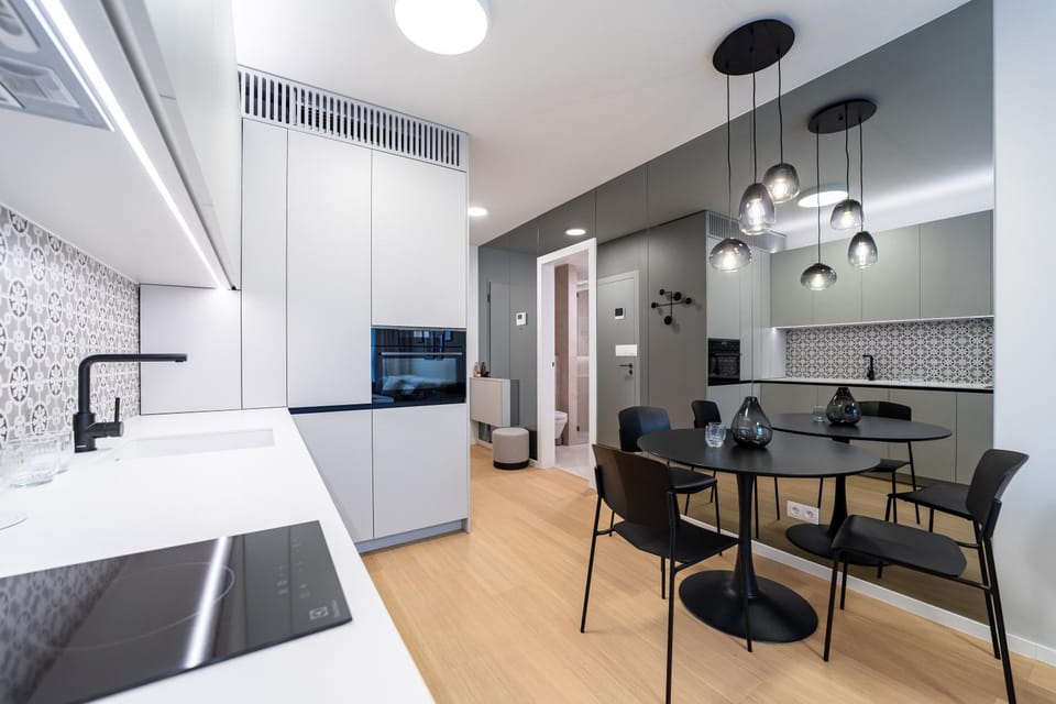 Kitchen or kitchenette, Dining area