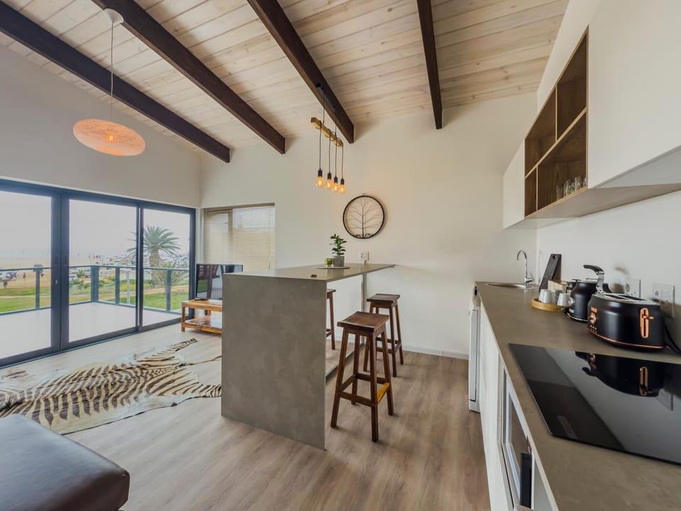 Coffee/tea facilities, Kitchen or kitchenette, Living room, Dining area