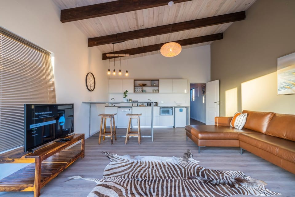 TV and multimedia, Kitchen or kitchenette, Seating area, Dining area