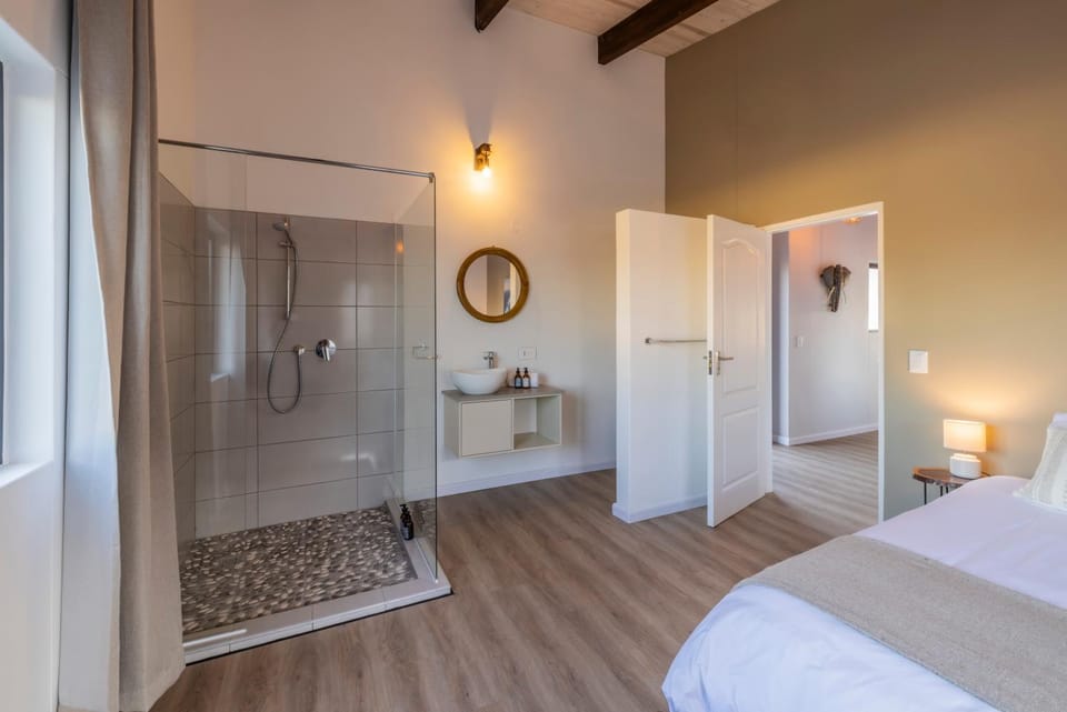 Shower, Bed, Bathroom, Bedroom, towels