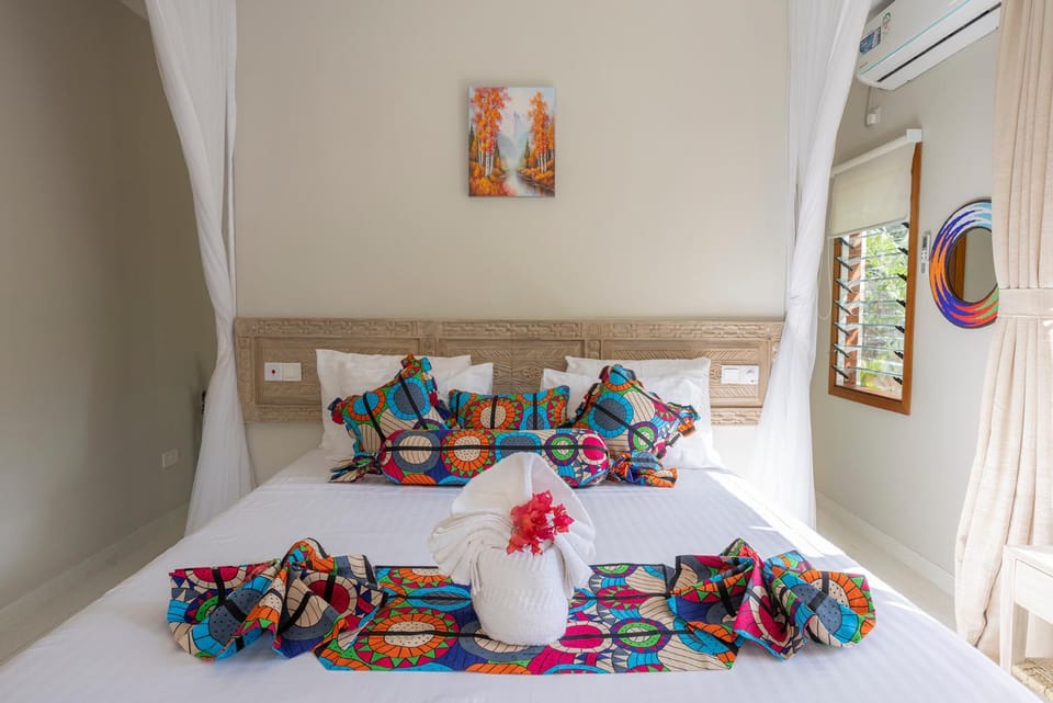 Bed, Photo of the whole room, Decorative detail, Bedroom, air conditioner