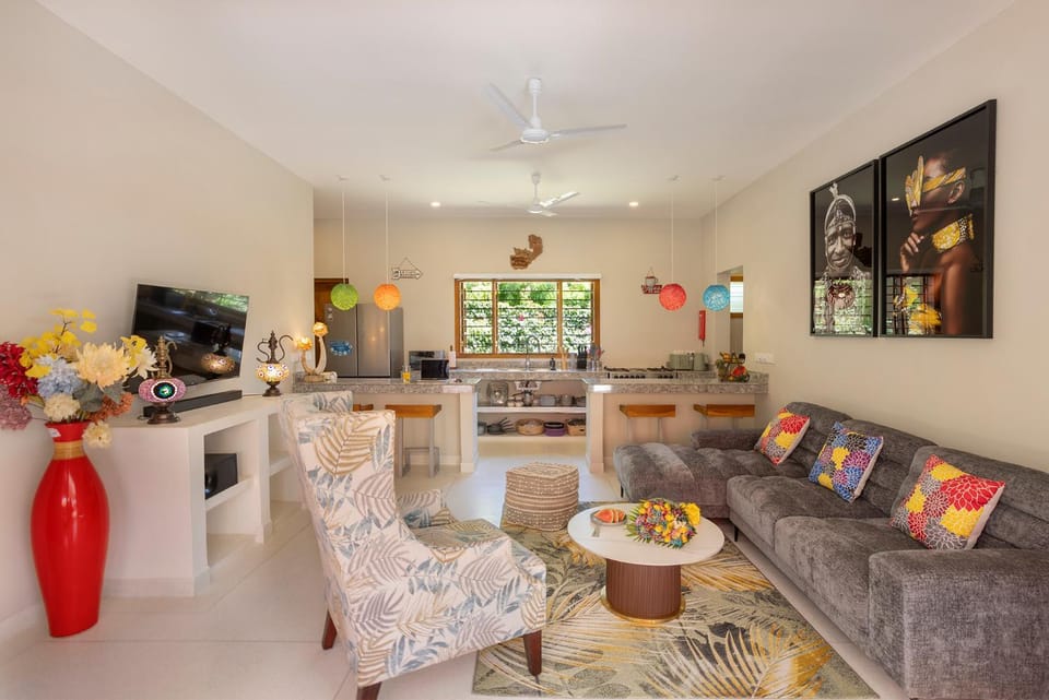 Kitchen or kitchenette, Living room, Seating area, Dining area