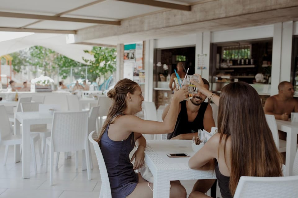 Restaurant/places to eat, Lounge or bar