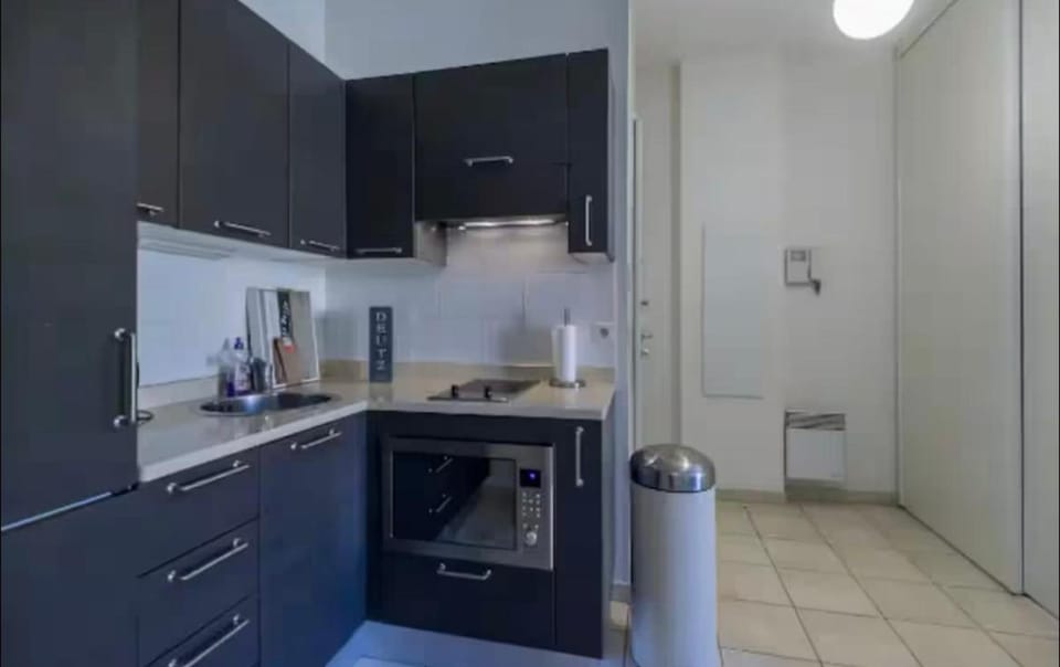 Place Grimaldi, close to beach and restaurants, with balcony Apartment in Nice
