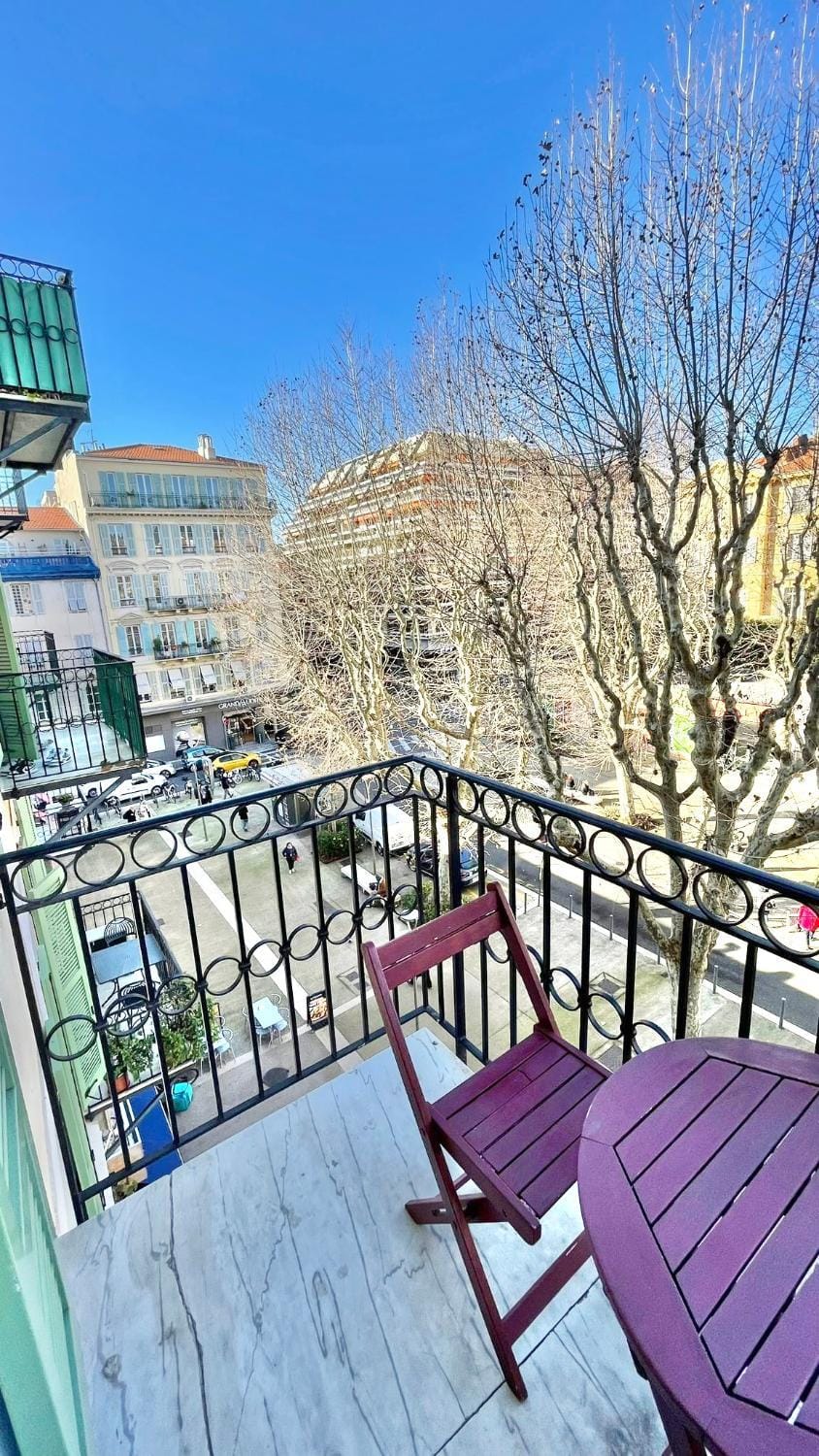 Place Grimaldi, close to beach and restaurants, with balcony Apartment in Nice