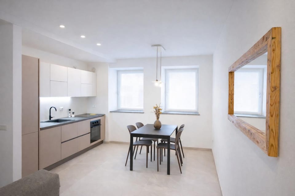 Kitchen or kitchenette, Dining area, oven, stove
