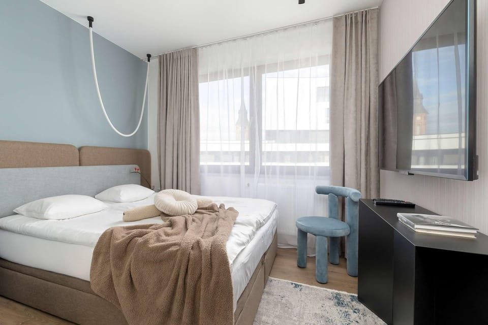 Bed, TV and multimedia, Photo of the whole room, Bedroom, towels