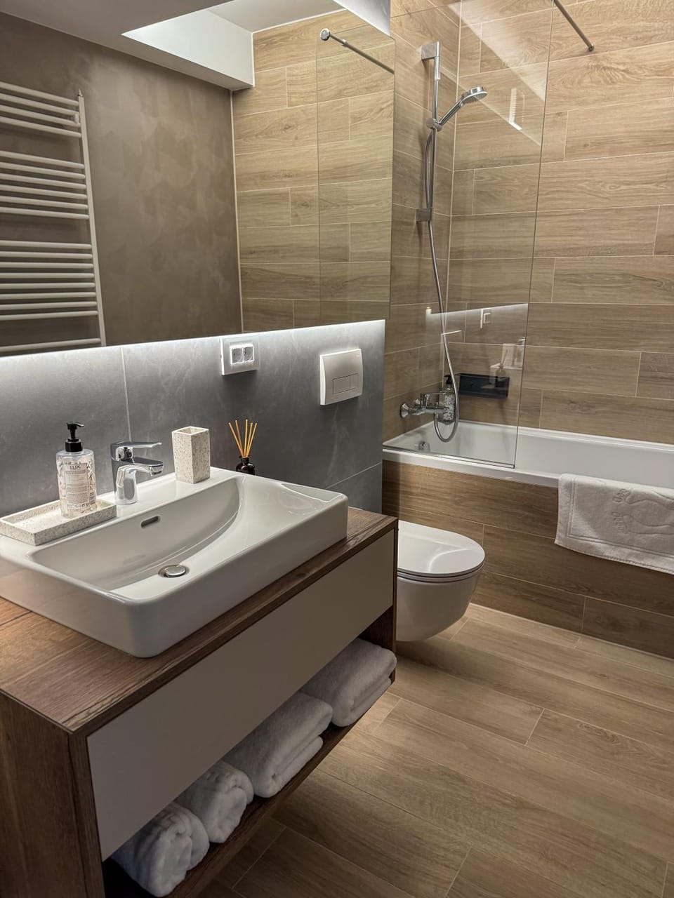 Shower, Toilet, Bathroom, Bath, towels