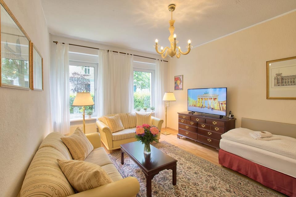 Communal lounge/ TV room, Bed, TV and multimedia, Living room, Seating area, Bedroom