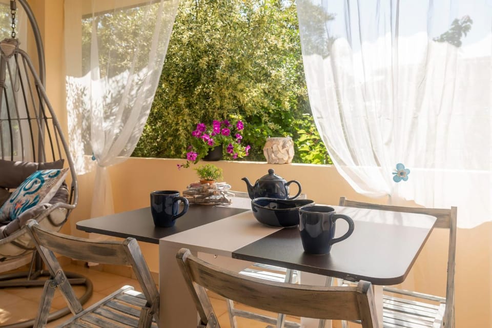 View (from property/room), Balcony/Terrace, Garden view
