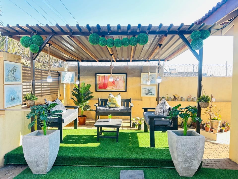 Patio, Day, Garden, Seating area, Evening entertainment, Garden view