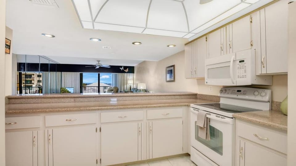 Relaxing Ocean Condo Steps from the Beach Apartment in Daytona Beach Shores