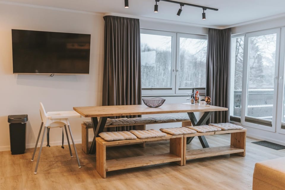 Communal lounge/ TV room, TV and multimedia, Living room, Seating area, Dining area, Evening entertainment