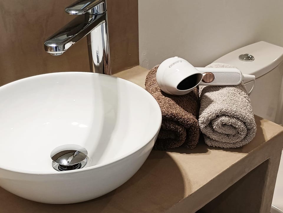Toilet, Bathroom, hair dryier, heating, towels