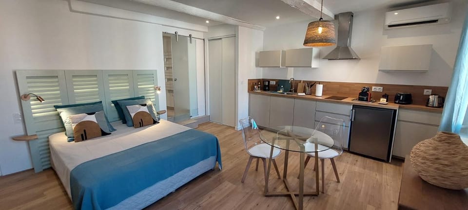 Bed, Kitchen or kitchenette, Photo of the whole room, Bedroom, pet friendly, air conditioner