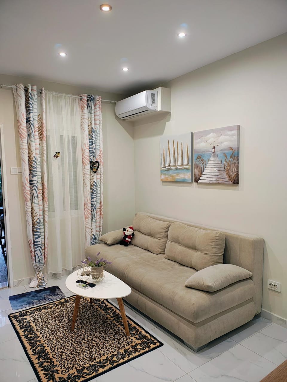 TV and multimedia, Living room, Seating area, air conditioner