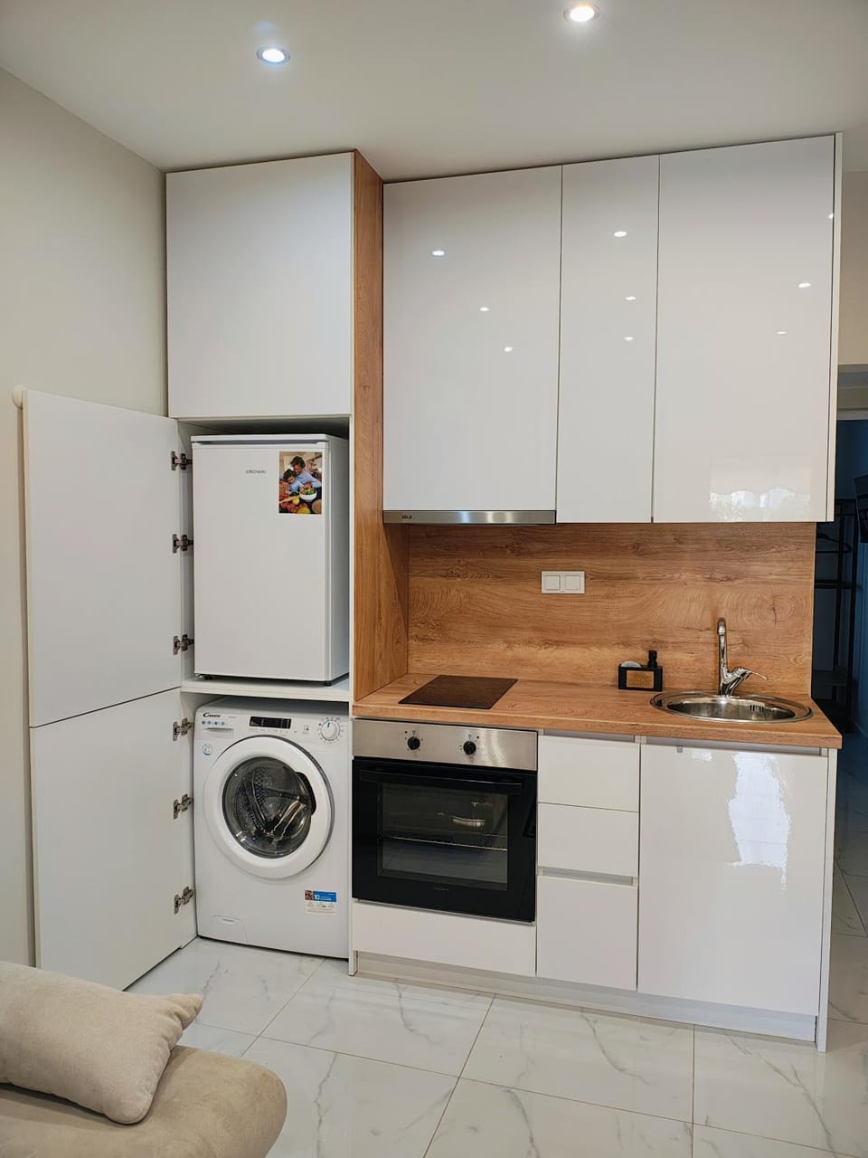 Kitchen or kitchenette, oven, stove, washing machine