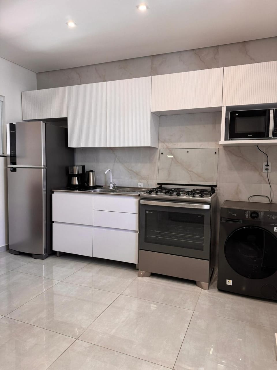 Coffee/tea facilities, Kitchen or kitchenette, oven, stove