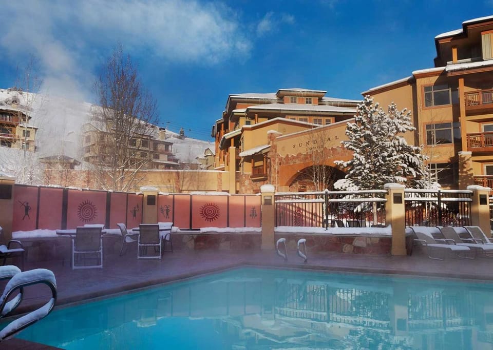 Ski IN Out, Perfect Location King Bed at Sundial Lodge w Hot Tub and Pool! House in Wasatch County