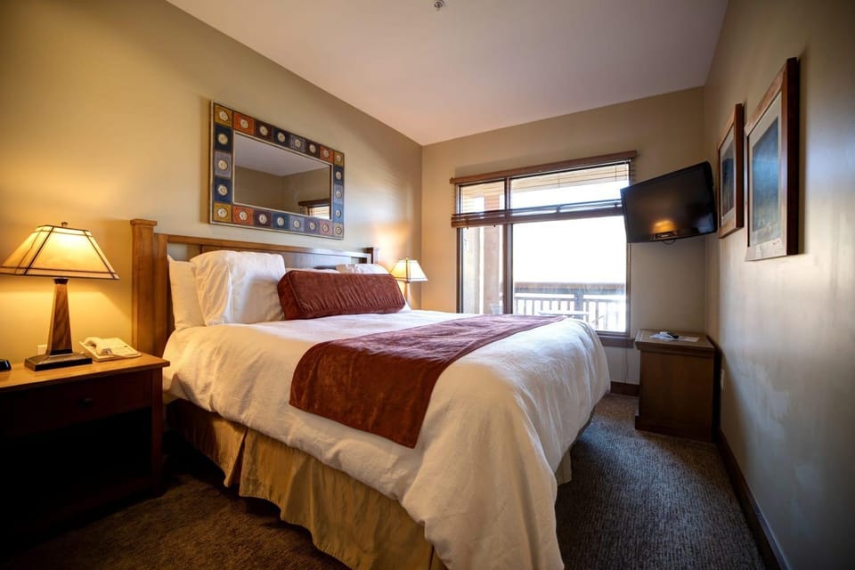 Ski IN Out, Perfect Location King Bed at Sundial Lodge w Hot Tub and Pool! House in Wasatch County