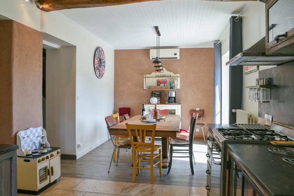 Property building, Kitchen or kitchenette, Living room