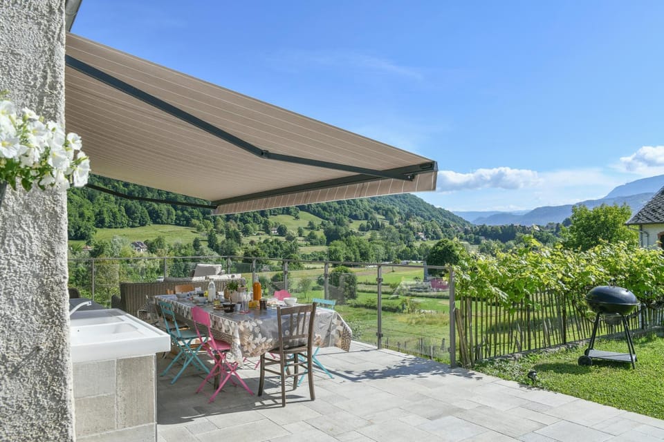 Property building, Balcony/Terrace, Living room