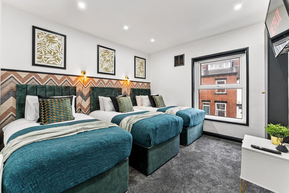 Designer 4 Bed House in Leeds - Sleeps 13 House in Leeds