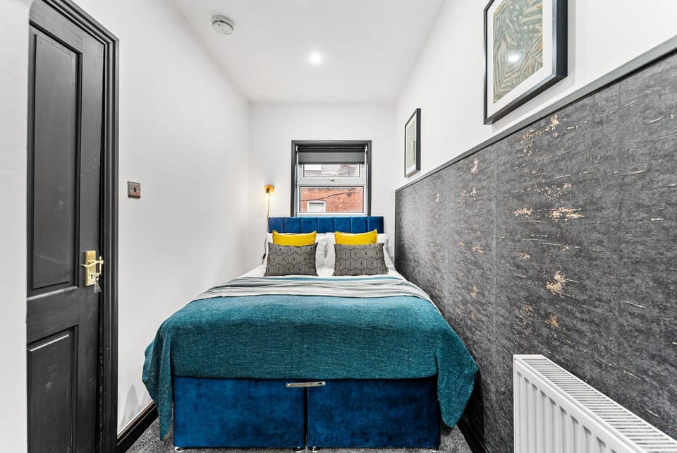 Designer 4 Bed House in Leeds - Sleeps 13 House in Leeds