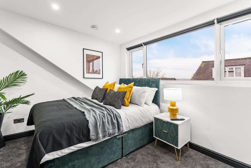 Designer 4 Bed House in Leeds - Sleeps 13 House in Leeds