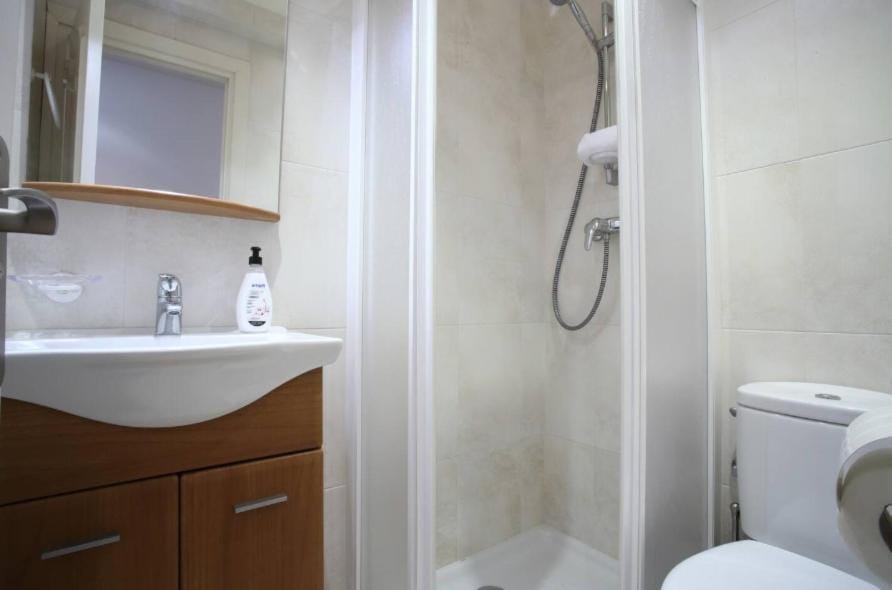 Shower, Toilet