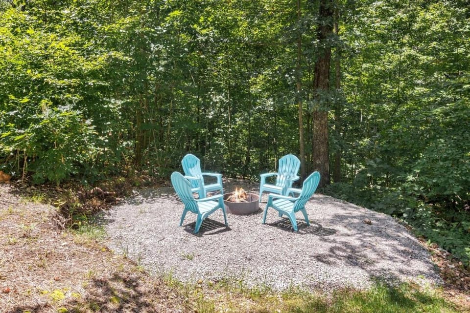 Rustic Cabin Retreat - Cozy Stove & Fresh Eggs Cabin in Missouri