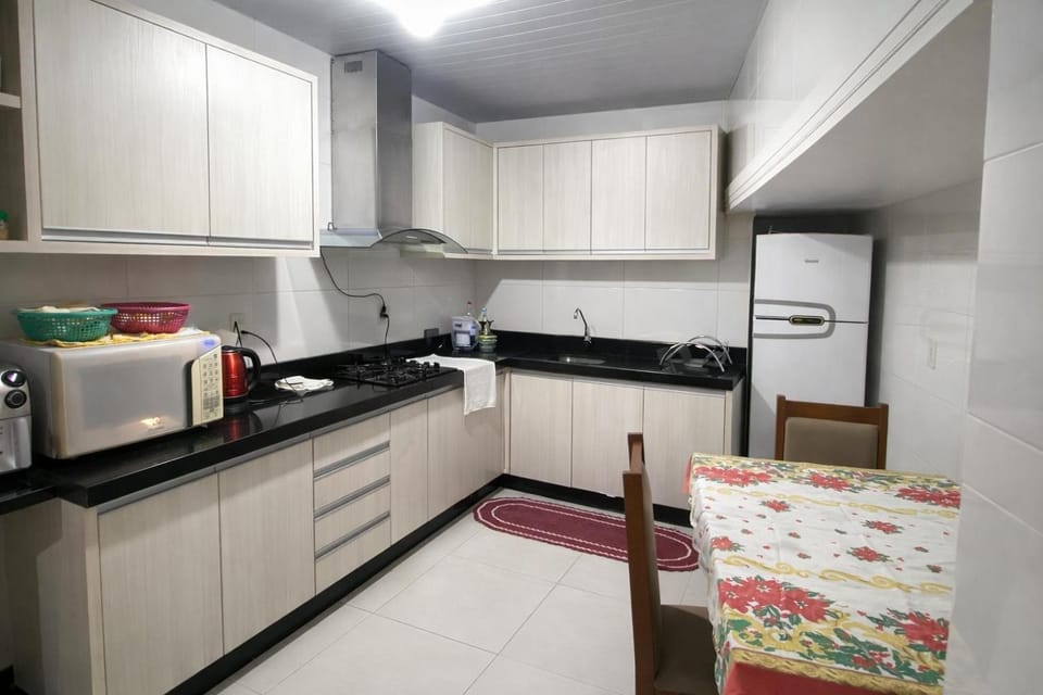 Kitchen or kitchenette, Dining area, minibar, oven, stove