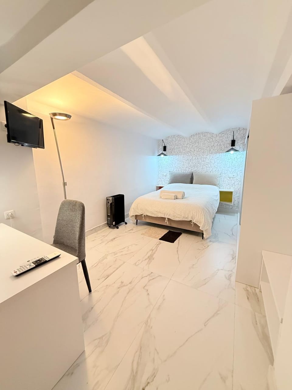 Bed, TV and multimedia, Photo of the whole room, Bedroom