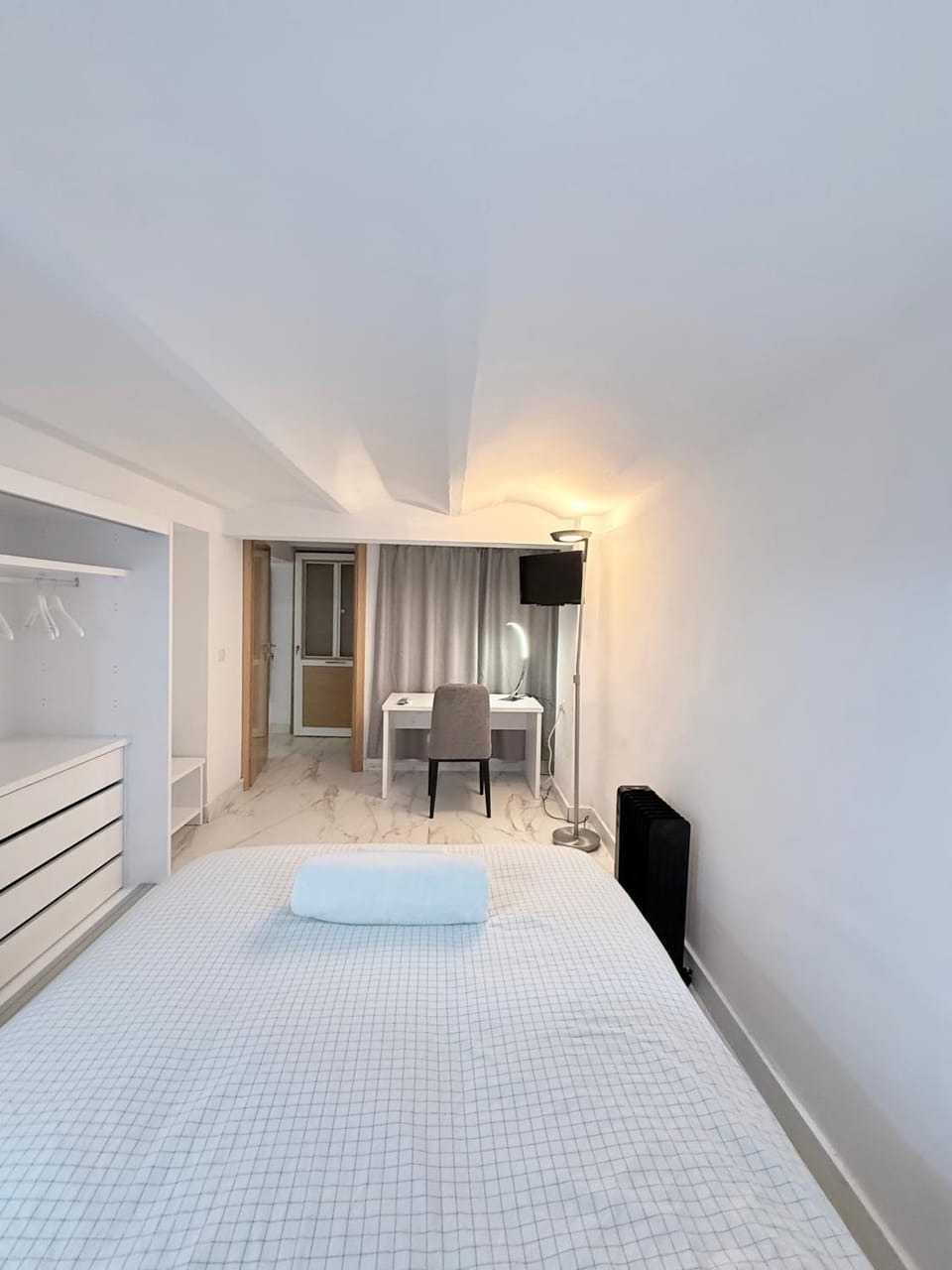 Bed, TV and multimedia, Photo of the whole room, Bedroom
