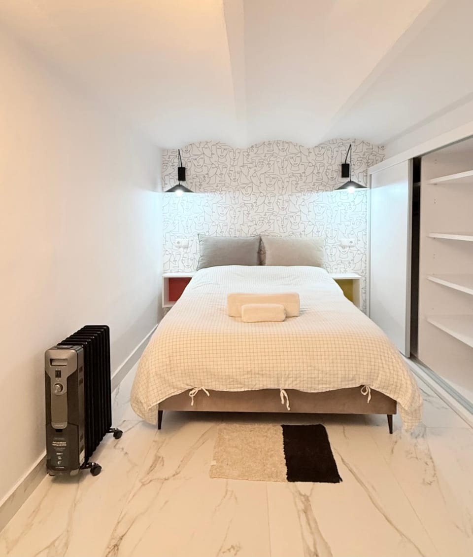 Bed, TV and multimedia, Photo of the whole room, Bedroom, wardrobe