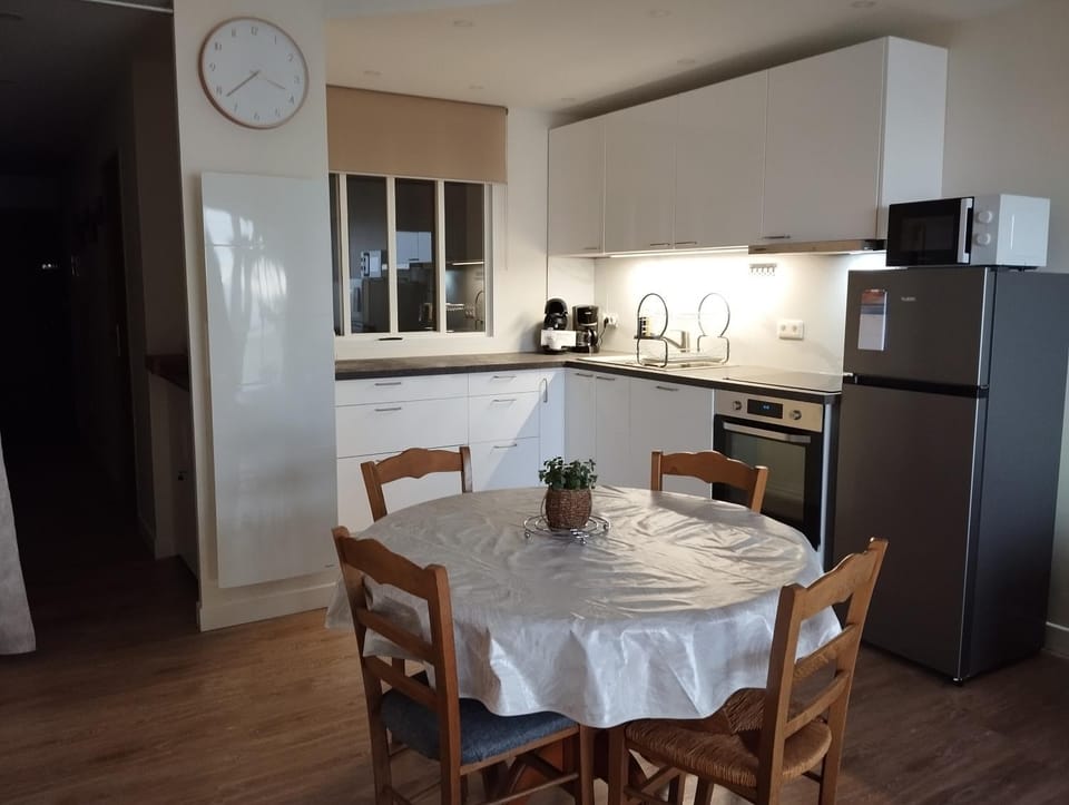 Coffee/tea facilities, Kitchen or kitchenette, Dining area, dishwasher, oven, stove, toaster
