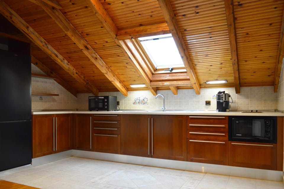 Coffee/tea facilities, Kitchen or kitchenette, stove, toaster