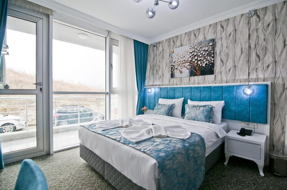 Restaurant/places to eat, Bed, Photo of the whole room, Breakfast, internet