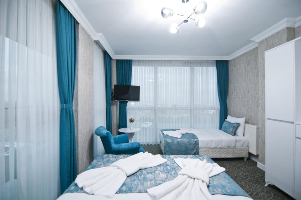 Bed, TV and multimedia, wardrobe