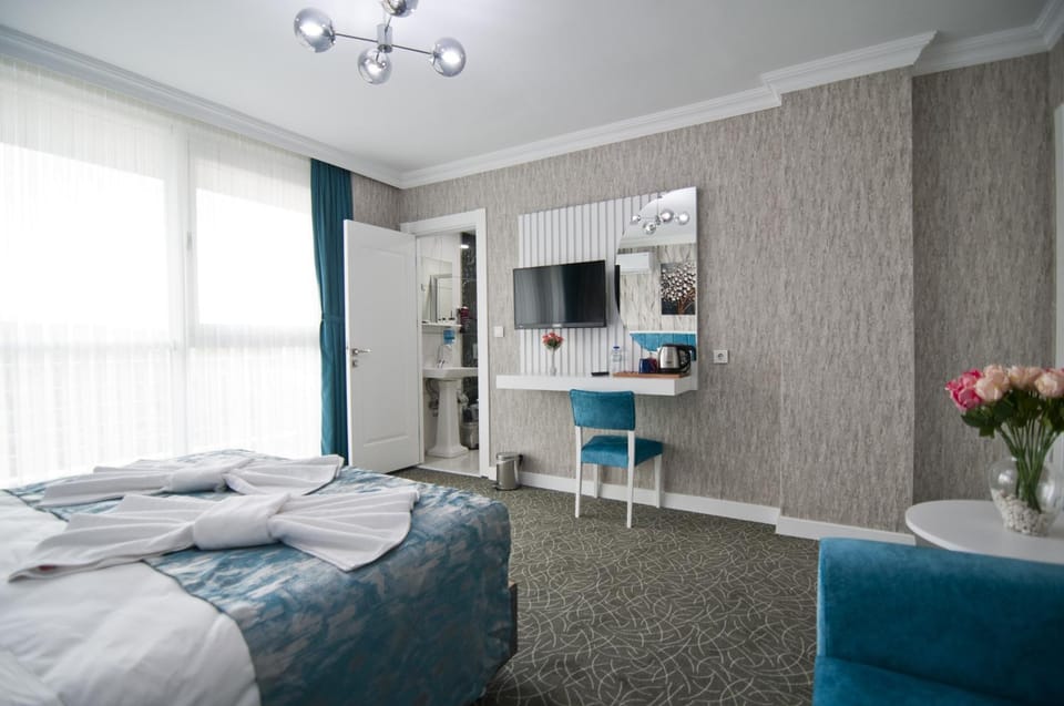 TV and multimedia, Seating area, Bedroom